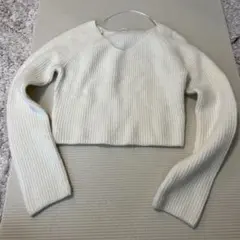 GU アイボリー Vネック クロップドニット
