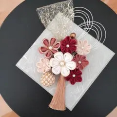 【つまみ細工】髪飾り 成人式 前撮り白 桃色 濃い木苺の色 ベージュ