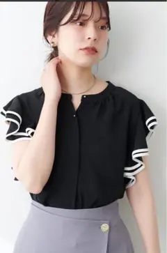 ナチュラルクチュール　フリルブラウスのサムネイル