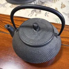 黒い鋳鉄製鉄瓶 凹凸模様 - メルカリ