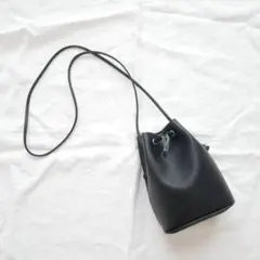 ユニクロ レザータッチミニドローストリングショルダーバッグ