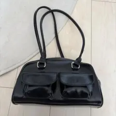 黒のショルダーバッグ 2ポケット付き