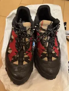 Burberry スニーカー チェック柄 レッド ブラックのサムネイル