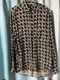 幾何学模様の長袖シャツ ネイビー ベージュ