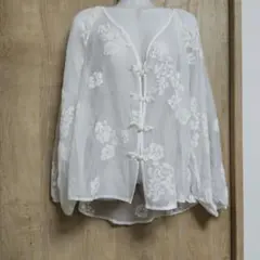 新品未使用☆花柄刺繍 ホワイト 長袖トップスのサムネイル