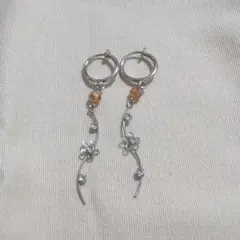 ハンドメイド　ピアス風イヤリング　お花　オレンジビーズ
