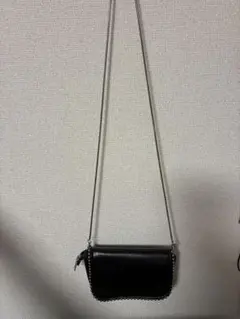 黒いレザーショルダーバッグ スタッズ付き