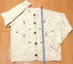 【未使用】花柄刺繍入り　長袖　カーディガン　ベージュ　韓国購入　木製風ボタン