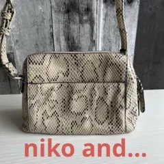 ヘビ革風　ショルダーバッグ ベージュ系