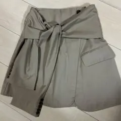 リボン付きベージュミニスカート