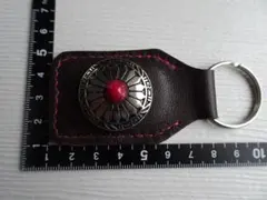 レザーコンチョ付きキーホルダー 赤い装飾ボタン