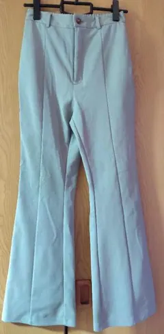 ライトグリーン フレアパンツ ボタン付き