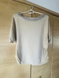 FRAGILEベージュ 半袖 トップス 刺繍ネックラインのサムネイル