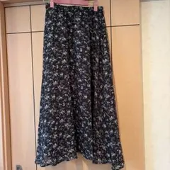 花柄ロングスカート ブラック系のサムネイル