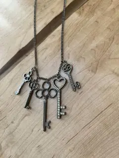 【美品】鍵モチーフ　ネックレス　ブラックシルバー