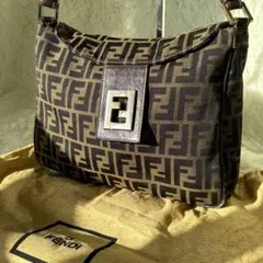 lærke Lindoe 様専用FENDI マンマバケット　ワンショルダーズッカ