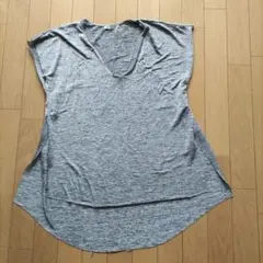 ZARA…切りっぱなしカットソー…シルバーの様なグレー