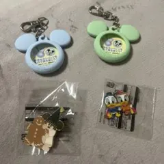ミッキー耳型キーホルダーとピンバッジセット