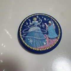 バンダイディズニービスケット　シンデレラ刺繍缶バッジ