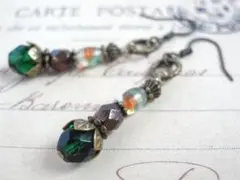 深緑ビーズのピアス　ハンドメイド　秋向け
