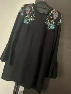 花柄刺繍 長袖ブラウス ブラック フレアスリーブ、ワンピースのサムネイル