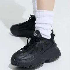adidas Ozagaia ブラックスニーカー