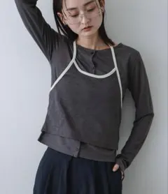 アンサンブルカットトップ 　 ダークグレー 長袖Tシャツ ボタン付きのサムネイル