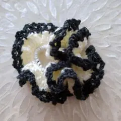 黒白フリルデザインシュシュ