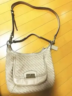 コーチ　ベージュレザーショルダーバッグ 編み込みデザイン