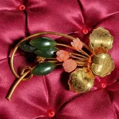 ビンテージ 珊瑚と翡翠のフラワーモチーフゴールドトーンブローチ