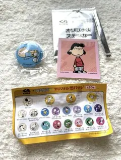 くら寿司×PEANUTS オリジナル缶バッジとオリジナルステッカー