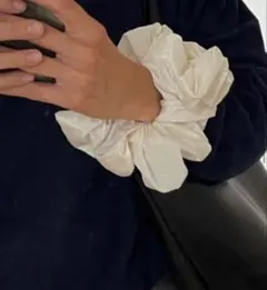 ホワイトフリルシュシュ