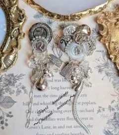 ヴィンテージ風ボタンカボション×ドロップ形チャーム（シルバー）