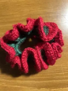 赤と緑のフリルシュシュ