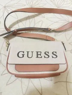 GUESSのロゴ入りショルダーバッグ