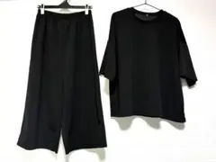 ブラック セットアップ パンツとTシャツ