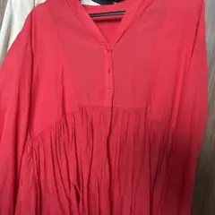 赤い長袖シャツ ボタン付き Vネック