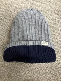 グレーとネイビーのニット帽