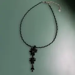黒い花モチーフネックレス