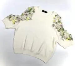 クイーンズコートの肩あき花レース刺繍半袖ニット☆です