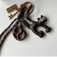 新品未使用　黒猫デザイン チャーム キーホルダー　ホワイト、ブラウンあります！