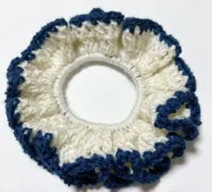 フリルデザインのシュシュ（かぎ編み）！ホワイト×ネイビー！手編みヘアアクセサリー