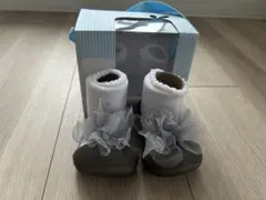 Attipas ベビーシューズ グレー/ホワイト フラワー装飾