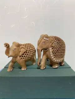 「インド土産」美しい透かし彫りの木彫り親子象（ゾウ）専用の箱付きです