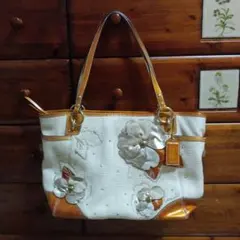 COACH フラワー装飾 ホワイト ショルダーバッグ♡