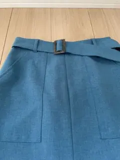 Fabulous タイトスカート 青色 ベルト付きのサムネイル