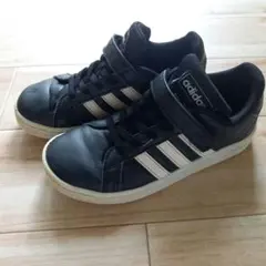 は*き様 adidas ブラック スニーカー 19cm