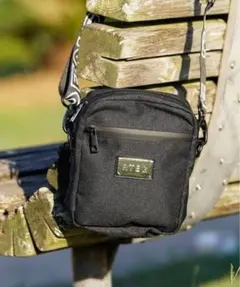 ブラックナイロンショルダーバッグ