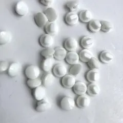 白いナイロン製ボタン