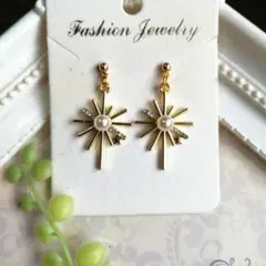 星形デザイン ゴールドピアス/イヤリング(ハンドメイド)